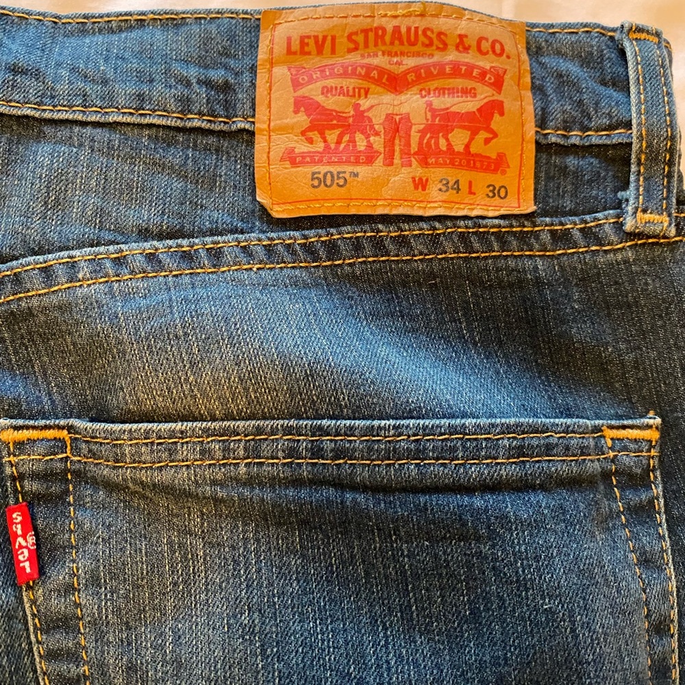 Men’s Levi’s Jeans 505 W34 L30 in dark wash.